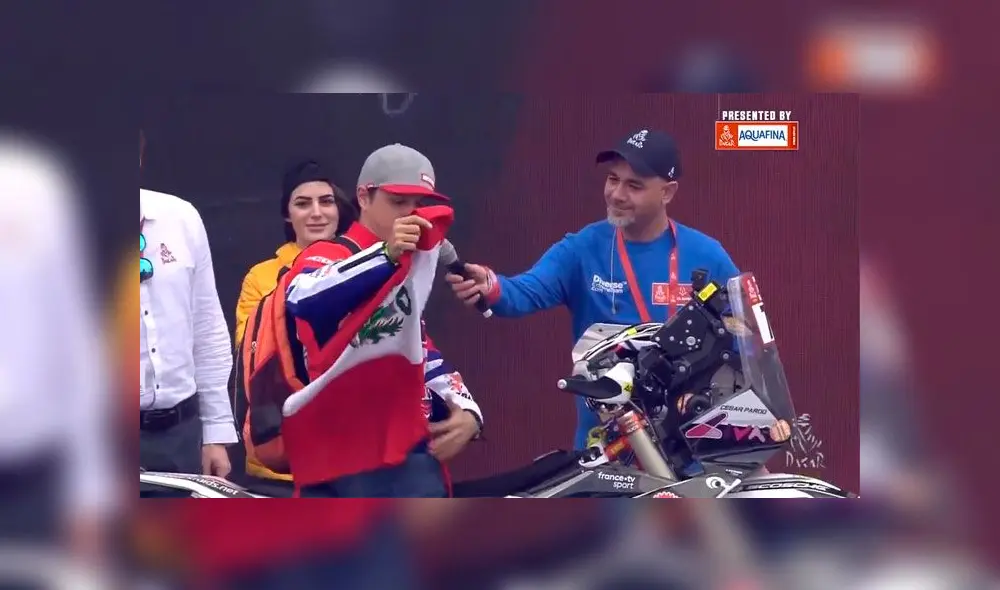 César Pardo correrá su segundo Dakar en motos. Lejos de Sudamérica, el piloto lleva siempre la bandera peruana. Foto: captura