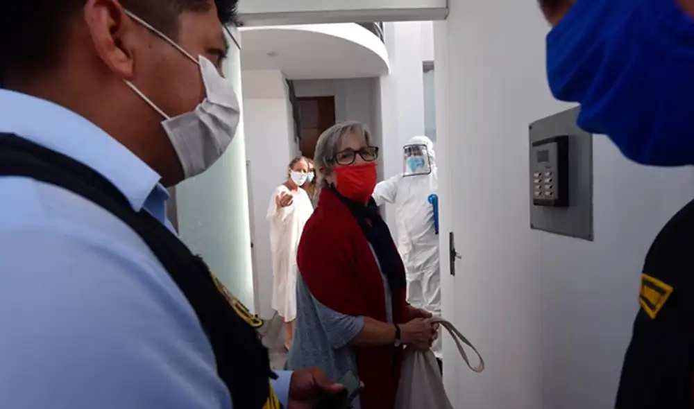 EN SU CASA. Villarán apareció para saludar, desde un segundo piso. Llevaba una mascarilla.