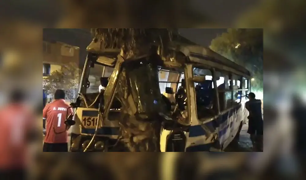 El parabrisas de la cúster terminó destruido y los asientos se desprendieron de su lugar. (Foto: Captura de video / Facebook Salvemos Comas)