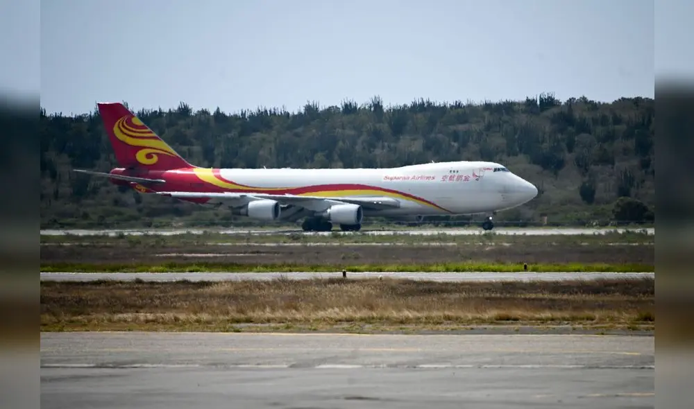A market trader shows different currency notes in Caracas on March 10, 2019, during the third day of a massive power outage which has left Venezuelans without communications, electricity and water. - The unprecedented power outage already left 15 patients dead and threatens to extend indefinitely, increasing distress for the severe political and economic crisis hitting the oil-rich South American nation. (Photo by Cristian Hernandez / AFP) A market trader shows different currency notes in Caracas on March 10, 2019, during the third day of a massive power outage which has left Venezuelans without communications, electricity and water. - The unprecedented power outage already left 15 patients dead and threatens to extend indefinitely, increasing distress for the severe political and economic crisis hitting the oil-rich South American nation. (Photo by Cristian Hernandez / AFP)