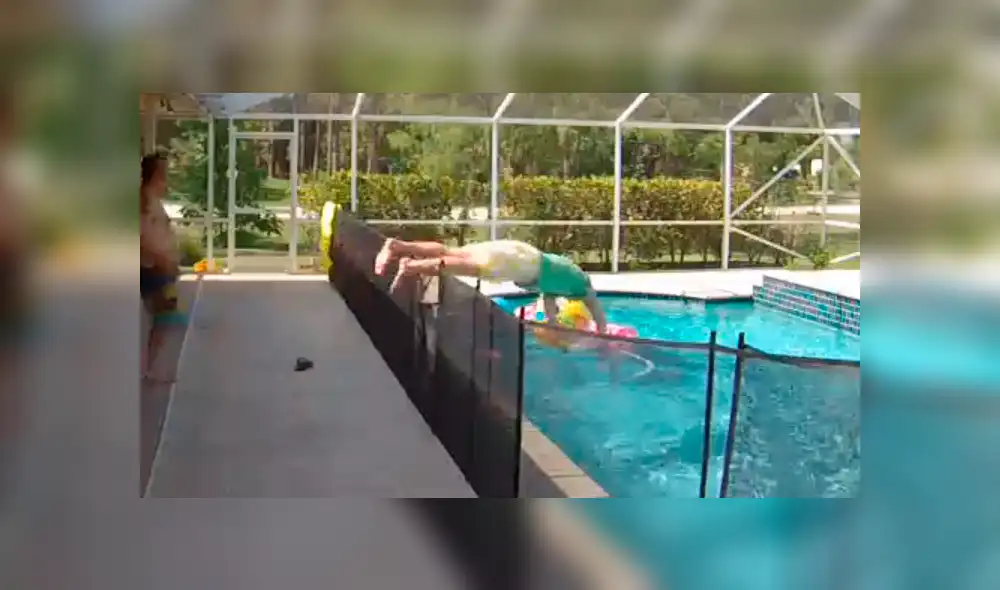 El hombre no lo pensó dos veces y saltó para rescatar a su bebé que se estaba ahogando. Foto: captura El hombre no lo pensó dos veces y saltó para rescatar a su bebé que se estaba ahogando. Foto: captura