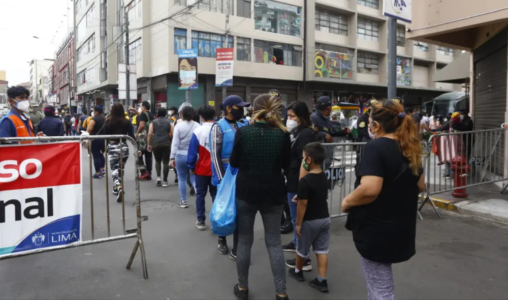 Varias personas indicaron que recién fueron hoy a realizar sus adquisiciones porque en los días previos estaban ocupados. Foto: Félix Contreras / La República