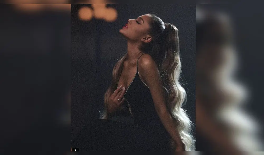 Ariana Grande besa en la boca a mujer y fans enloquecen con escena [FOTOS]
