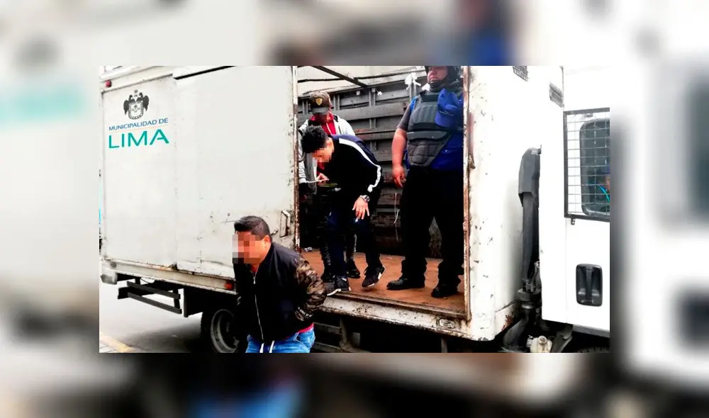 Fiscalizadores de la Municipalidad de Lima detuvieron a cinco vendedores informales que trabajaban en Mesa Redonda. Créditos: Difusión. Fiscalizadores de la Municipalidad de Lima detuvieron a cinco vendedores informales que trabajaban en Mesa Redonda. Créditos: Difusión.