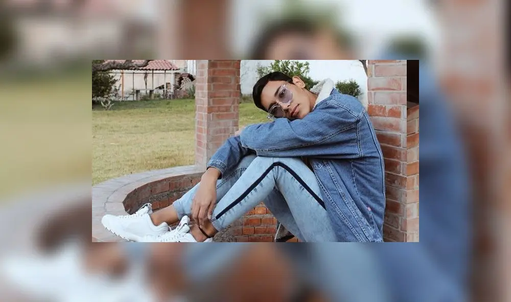 Miguel Martínez decidió vestir un desenfadado atuendo para su ceremonia de graduación. Foto: Facebook. Miguel Martínez decidió vestir un desenfadado atuendo para su ceremonia de graduación. Foto: Facebook.