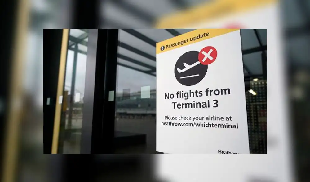 Una alerta de alerta de viaje en la Terminal 3 del aeropuerto de Heathrow en el oeste de Londres por la nueva variante del coronavirus en Reino Unido. Foto: AFP Una alerta de alerta de viaje en la Terminal 3 del aeropuerto de Heathrow en el oeste de Londres por la nueva variante del coronavirus en Reino Unido. Foto: AFP