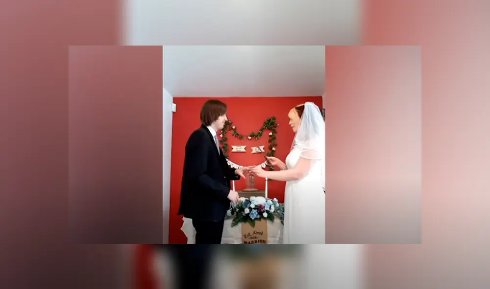 Desliza las imágenes hacia la izquierda para apreciar el momento especial de una pareja al celebrar su boda virtual. Desliza las imágenes hacia la izquierda para apreciar el momento especial de una pareja al celebrar su boda virtual.