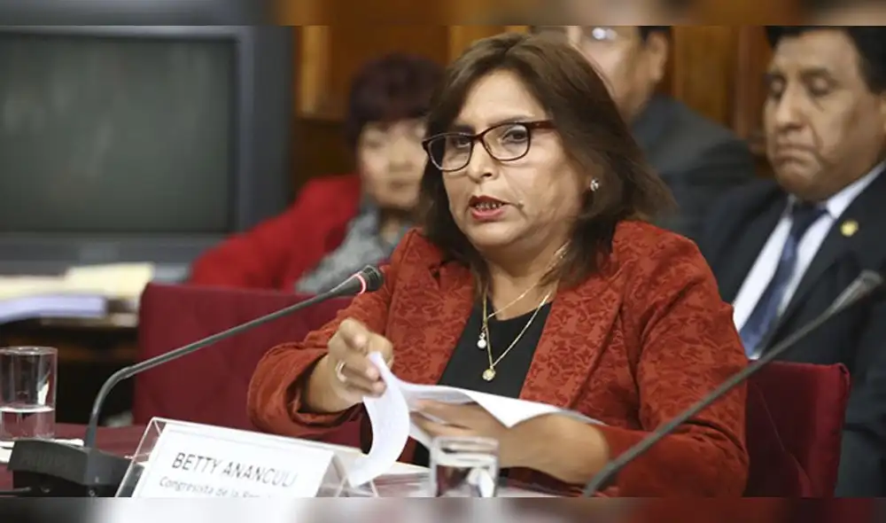 Docente desmiente a Betty Ananculí y aclara que nunca le enseñó