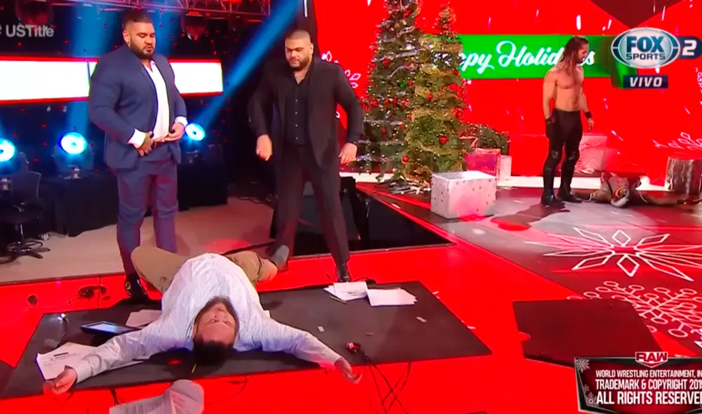 Seth Rollins y el grupo AOP cerraron WWE Raw dejando en el piso a Rey Mysterio y Samoa Joe. | Foto: Fox Sports