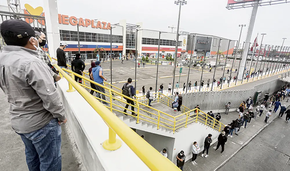 ¿Y afuera? Si bien los protocolos se cumplen en el interior de los centros, las periferias son un riesgo. Foto: Aldair Mejía.