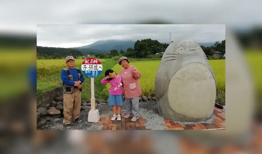 Vía Facebook. Una pareja de abuelos construyeron la escultura de esta mítica criatura de la famosa película animada 'Mi vecino Totoro'. Vía Facebook. Una pareja de abuelos construyeron la escultura de esta mítica criatura de la famosa película animada 'Mi vecino Totoro'.