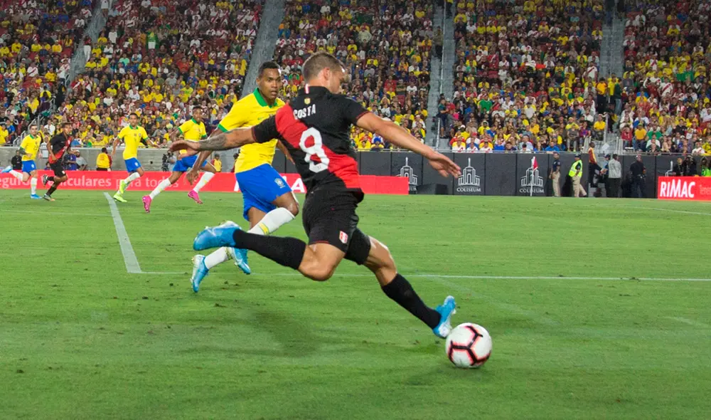 Gabriel Costa entonó con mucho entusiasmo el Himno Nacional del Perú en el amistoso contra Brasil. | Foto: EFE