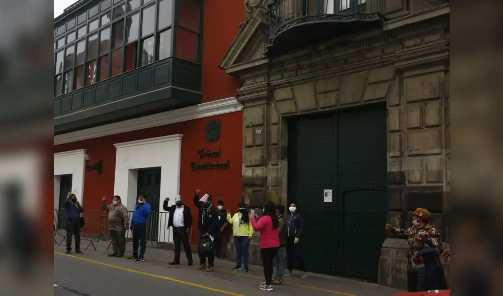Un grupo de civiles exige ante el TC que se devuelva su dinero aportado a la ONP. Foto: Félix Contreras Un grupo de civiles exige ante el TC que se devuelva su dinero aportado a la ONP. Foto: Félix Contreras