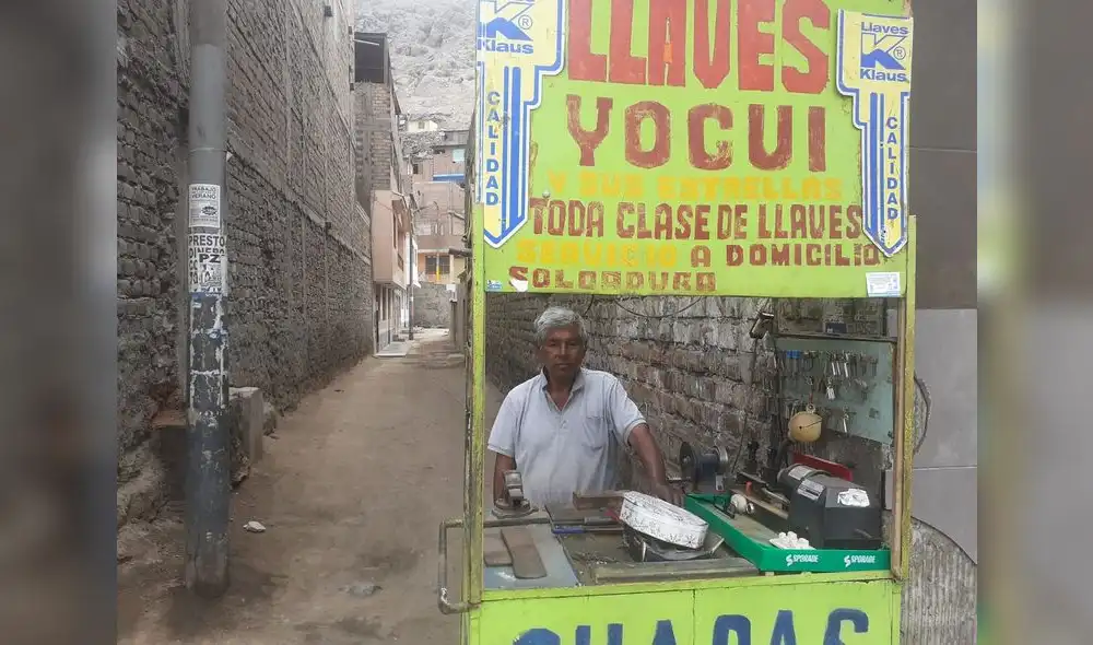 Juan Cahuana se expone a diario para mantener su hogar a flote ante la emergencia sanitaria. Foto: La República Juan Cahuana se expone a diario para mantener su hogar a flote ante la emergencia sanitaria. Foto: La República