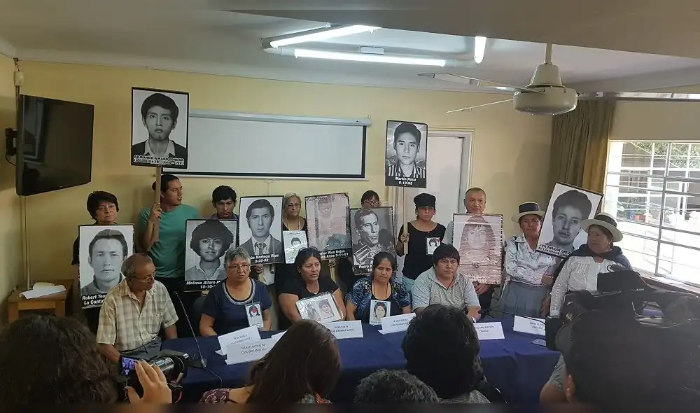 Familiares de las víctimas de La Cantuta y Barrios Altos exigen la renuncia del presidente Kuczynski