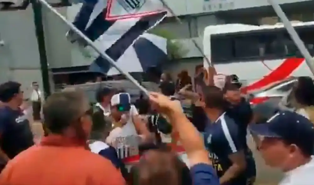 Hinchas de Alianza Lima hicieron sentir su apoyo al equipo antes del clásico. Foto: Tv Perú