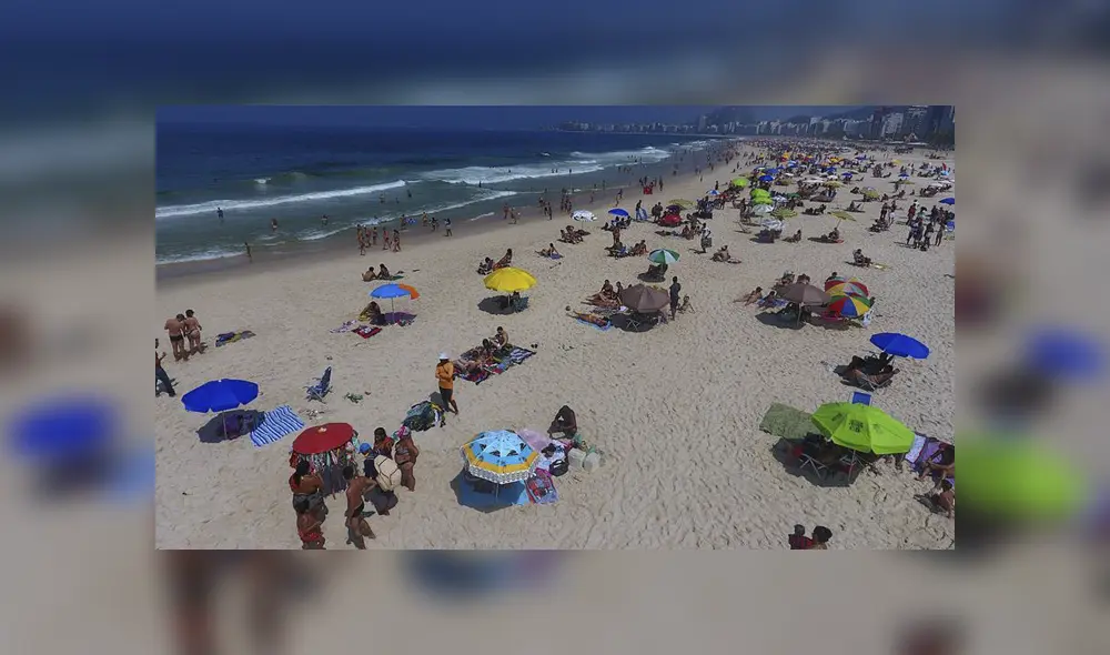 Sin mantener distancia social para evitar la propagación del coronavirus, bañistas disfrutan en la playa de Ipanema en Río de Janeiro. Foto: EFE Sin mantener distancia social para evitar la propagación del coronavirus, bañistas disfrutan en la playa de Ipanema en Río de Janeiro. Foto: EFE