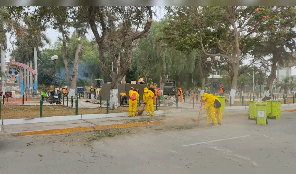 Los obreros de la MPCh continúan limpiando la ciudad.