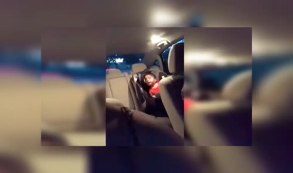 En YouTube, una pequeño estaba dormido en el vehículo de su mamá y despertó al escuchar su canción favorita.
