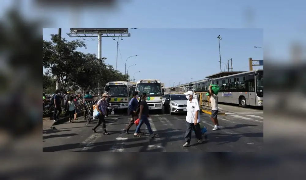 Agentes del orden también supervisaron el orden en el Mercado de Frutas de Caquetá. (Foto: Rodolfo Contreras / La República) Agentes del orden también supervisaron el orden en el Mercado de Frutas de Caquetá. (Foto: Rodolfo Contreras / La República)