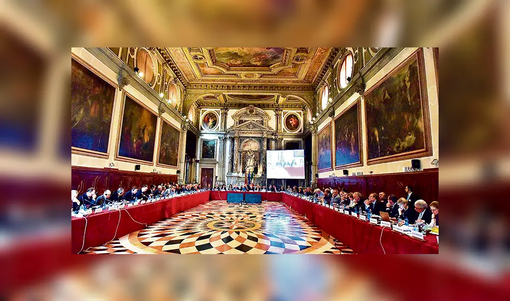 Consulta jurídica. Expertos advierten que opinión de la Comisión Europea por la Democracia por el Derecho no es vinculante.