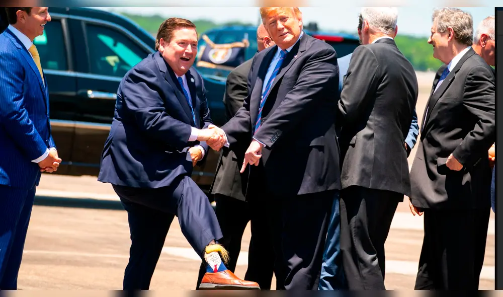 Donald Trump fue sorprendido con calcetines inspirados en su peinado en Louisiana [FOTOS]