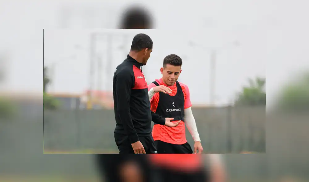 Henry Vaca salió del entrenamiento de Universitario tras presentar un dolor. Foto: Universitario/Twitter Henry Vaca salió del entrenamiento de Universitario tras presentar un dolor. Foto: Universitario/Twitter