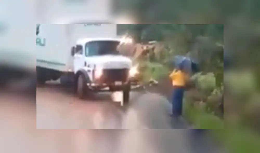 Facebook viral: enorme camión está por volcarse y hombre lo detiene con paraguas [VIDEO]