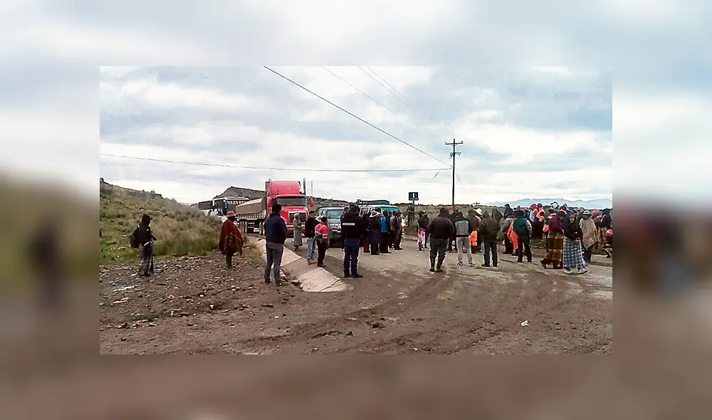 Control. Nuevamente los comuneros chumbivilcanos impiden el tránsito a vehículos mineros. (Foto: José Salcedo) Control. Nuevamente los comuneros chumbivilcanos impiden el tránsito a vehículos mineros. (Foto: José Salcedo)