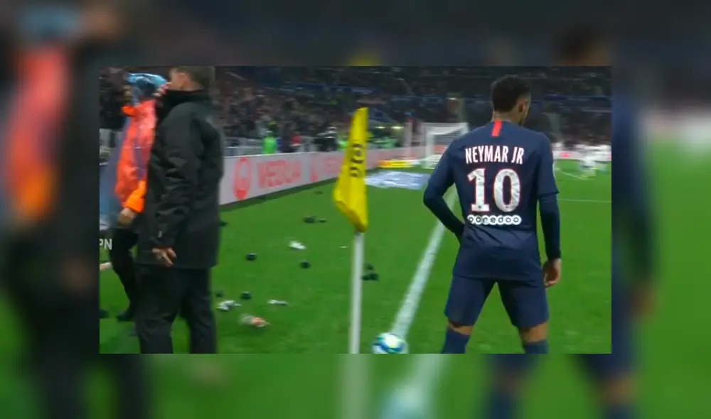 El brasileño vivió un ambiente muy hostil en su visita al Lyon. Créditos: Captura de tv El brasileño vivió un ambiente muy hostil en su visita al Lyon. Créditos: Captura de tv