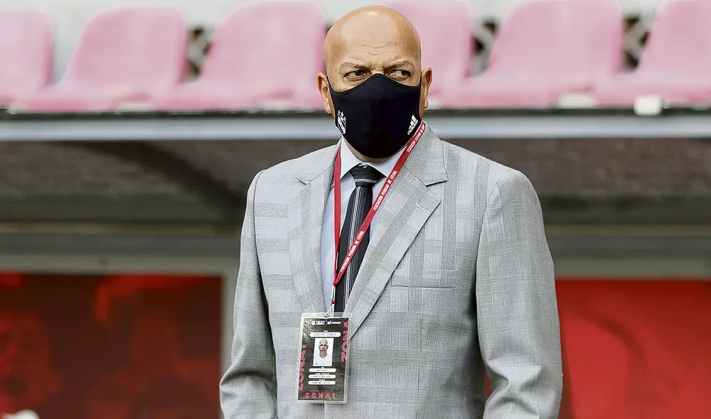 Elegante. Salvo en algunas que otras oportunidades, Mosquera siempre andaba de saco y corbata en la zona técnica. Foto: difusión Elegante. Salvo en algunas que otras oportunidades, Mosquera siempre andaba de saco y corbata en la zona técnica. Foto: difusión