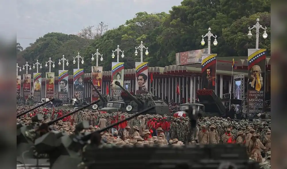 Maduro muestra poderío militar del chavismo en desfile armado de milicia bolivariana [FOTOS]