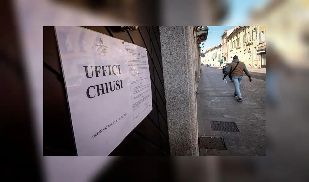 "Oficina cerrada", es un mensaje que se vio en varias zonas de Italia por el brote del coronavirus. Foto: EFE