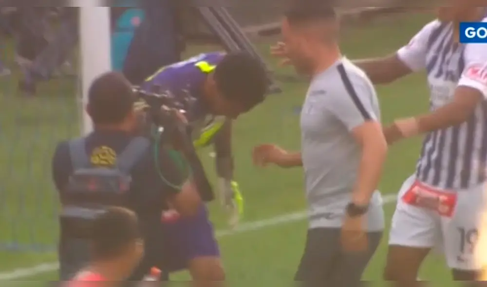 Alianza Lima vs. Sporting Cristal: Pedro Gallese es felicitado por sus compañeros tras el 1-0.