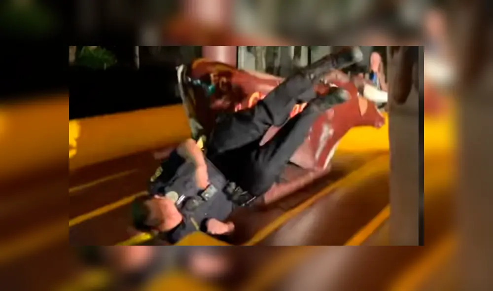 Vía Facebook. Policía se contagió de la euforia de los invitados y acabó protagonizando un bochornoso momento en la celebración Vía Facebook. Policía se contagió de la euforia de los invitados y acabó protagonizando un bochornoso momento en la celebración