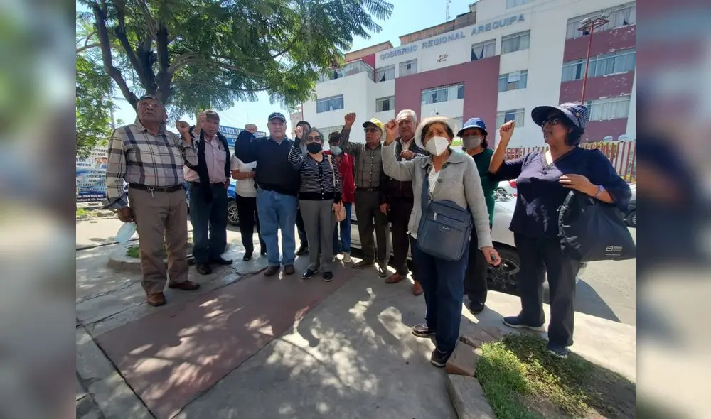 Arequipa. docentes llegaron hasta la sede del Gobierno Regional. Foto Leonela Aquino URPI LR Arequipa. docentes llegaron hasta la sede del Gobierno Regional. Foto Leonela Aquino URPI LR