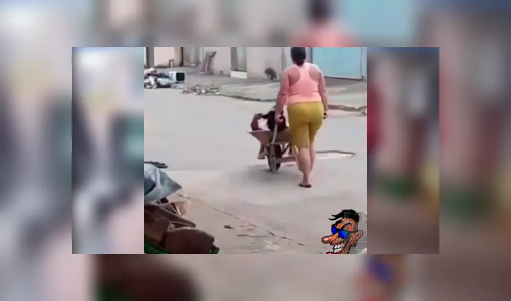 Facebook viral: Critican a ebrio que es llevado por su esposa en carretilla a su casa [VIDEO]