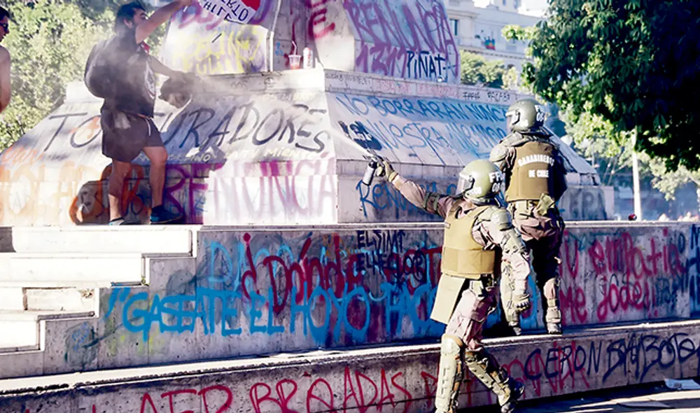 Disturbios. En tanto los representantes políticos de oposición dialogan con el gobierno, las protestas continúan en las calles de Santiago de Chile.