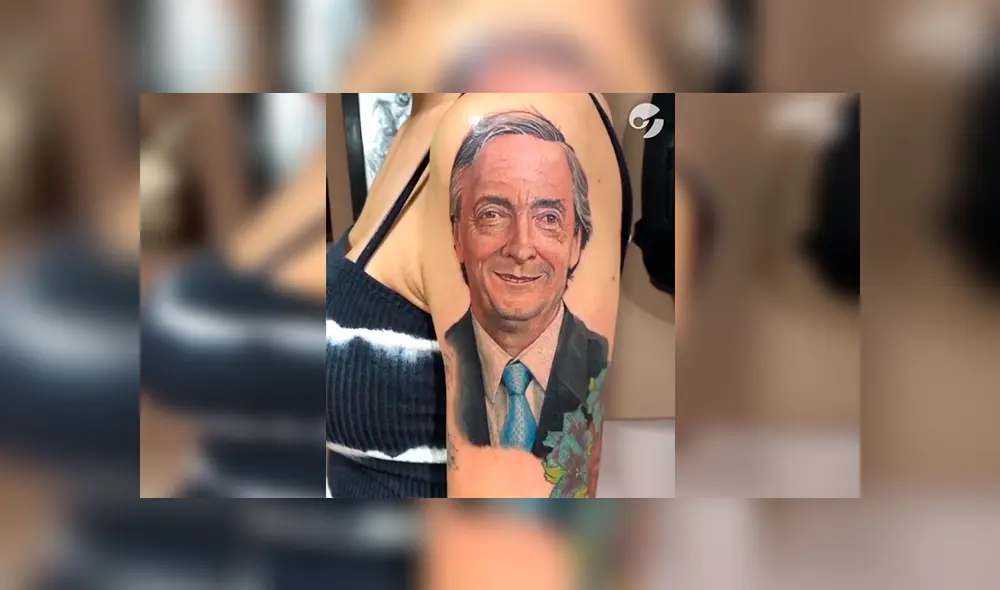En Facebook, una mujer fanática del expresidente Néstor Kirchner se tatuó su rostro en todo el brazo. En Facebook, una mujer fanática del expresidente Néstor Kirchner se tatuó su rostro en todo el brazo.