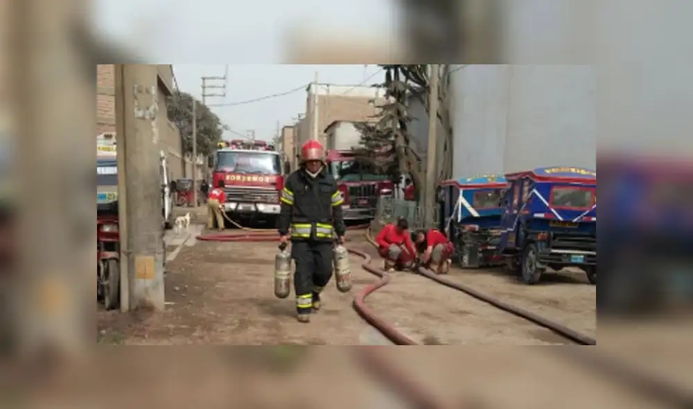 Incendio se produjo muy cerca al peaje de Puente Piedra, a la altura del kilómetro 25 de la Panamerica Norte. (Fotos: Jéssica Merino / La República)