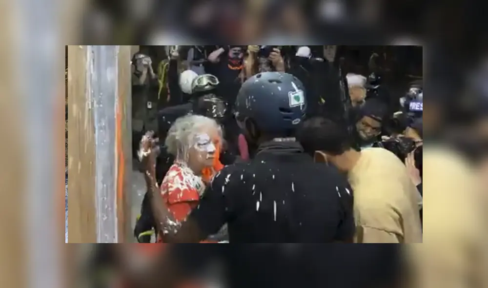 La policía compartió una imagen que muestra a una anciana no identificada empapada en pintura blanca. Foto: PortlandPolice