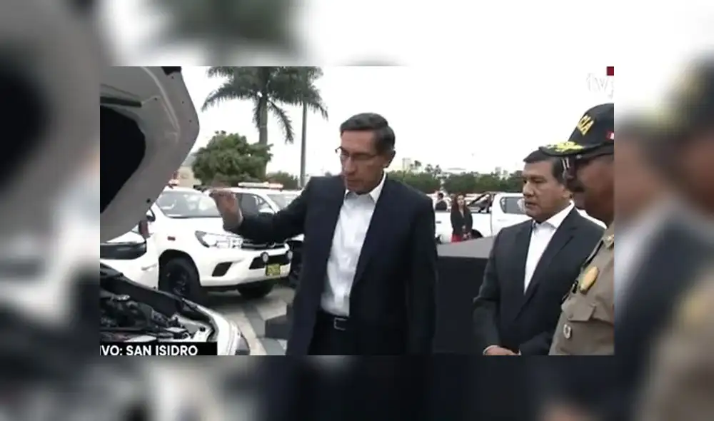 El mandatario revisó los vehículos en el Ministerio del Interior.