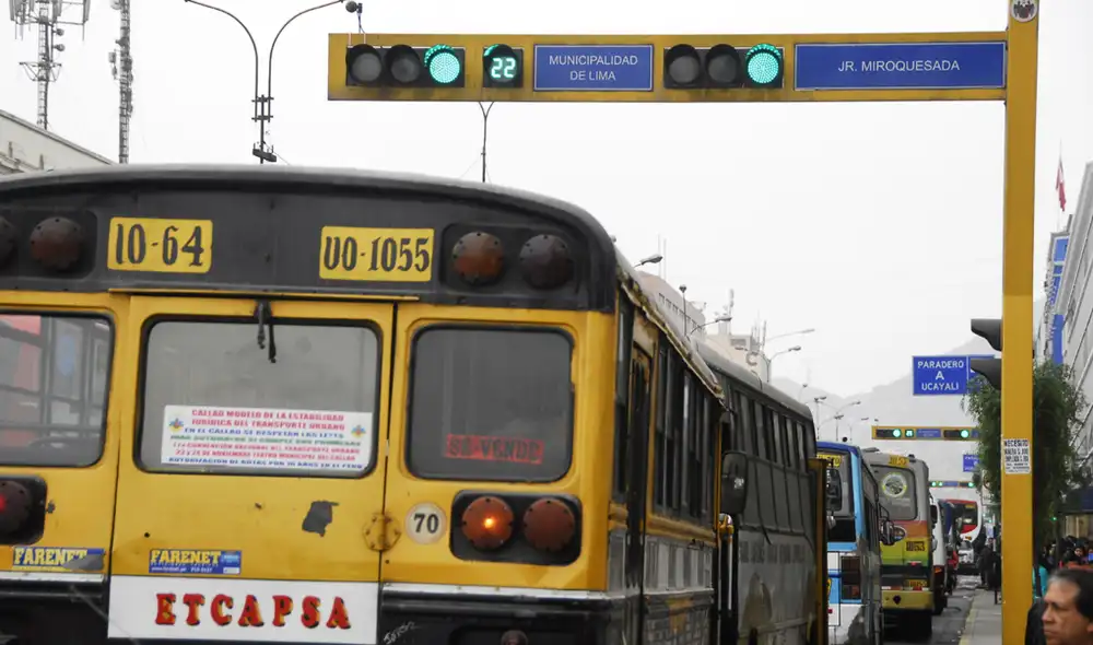 Interconectarán 715 cruces semaforizados para generar "olas verdes". Interconectarán 715 cruces semaforizados para generar "olas verdes".