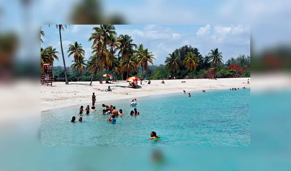 Varias personas disfrutan este viernes de un baño en la playa durante el primer día de reapertura en La Habana desde que comenzó la pandemia en Cuba. Foto: EFE Varias personas disfrutan este viernes de un baño en la playa durante el primer día de reapertura en La Habana desde que comenzó la pandemia en Cuba. Foto: EFE