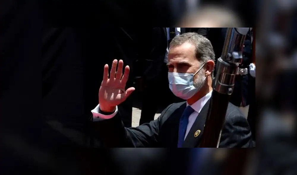 El rey de España saluda durante la ceremonia de toma de posesión del nuevo presidente boliviano Luis Arce. Foto: AFP