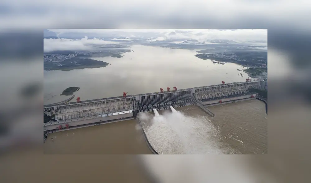 La enorme represa de las Tres Gargantas, en el Yangtsé, abrió tres compuertas la semana pasada después de que el nivel del agua embalsada subiera más de 15 metros. Foto: AFP