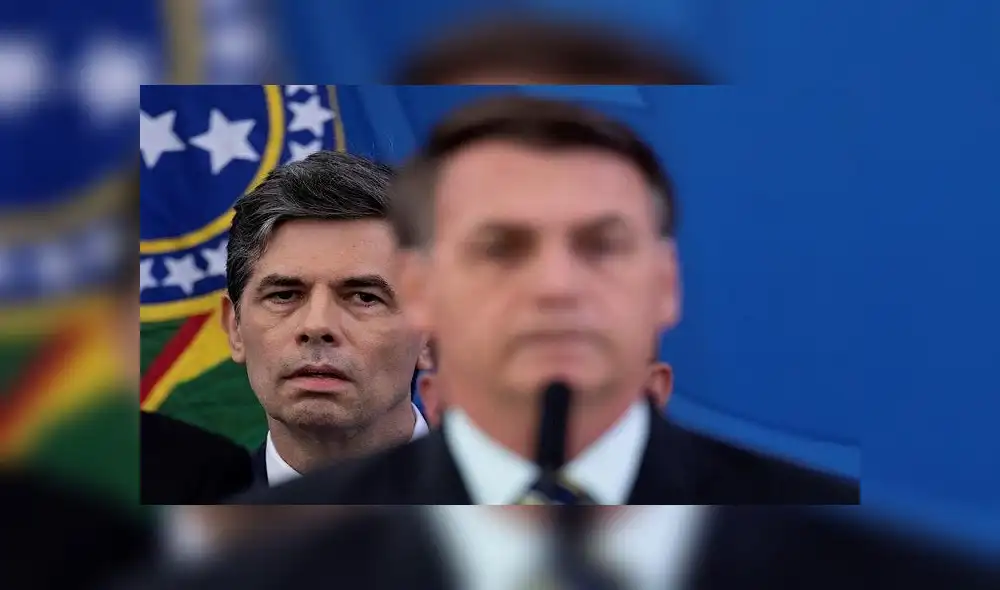El nuevo ministro de Salud de Brasil, Nelson Teich (i), el viernes pasado escuchando a Jair Bolsonaro en una conferencia de prensa. Foto: EFE El nuevo ministro de Salud de Brasil, Nelson Teich (i), el viernes pasado escuchando a Jair Bolsonaro en una conferencia de prensa. Foto: EFE