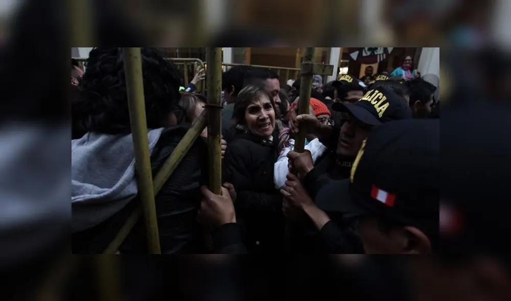 Varias personas que se dirigían al concierto de Juan Diego Flórez se vieron afectadas. (Foto: Aldair Mejía) Varias personas que se dirigían al concierto de Juan Diego Flórez se vieron afectadas. (Foto: Aldair Mejía)