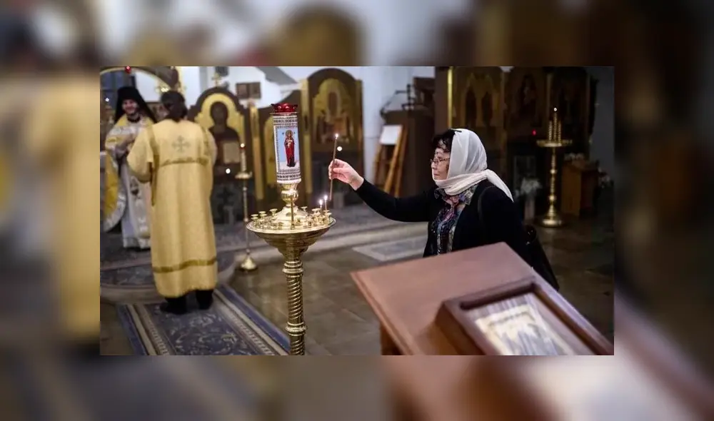 Sacerdote lanza agua bendita a sus feligreses con una manguera durante misa [VIDEO]