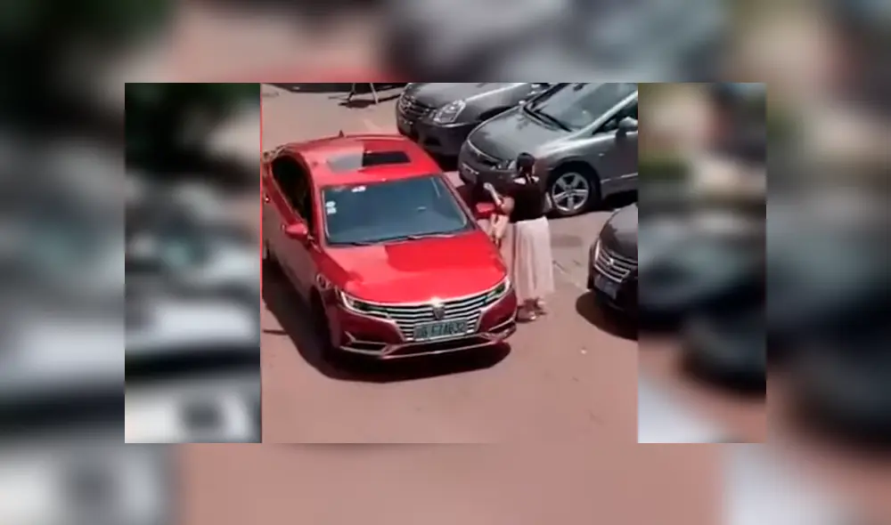 Vía YouTube. La mujer hizo lo impensado cuando se percató de que había solo un pequeño espacio para estacionar su auto